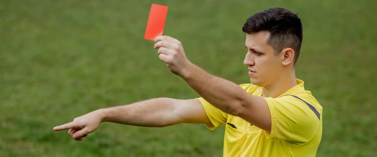 Árbitro a mostrar um cartão vermelho
