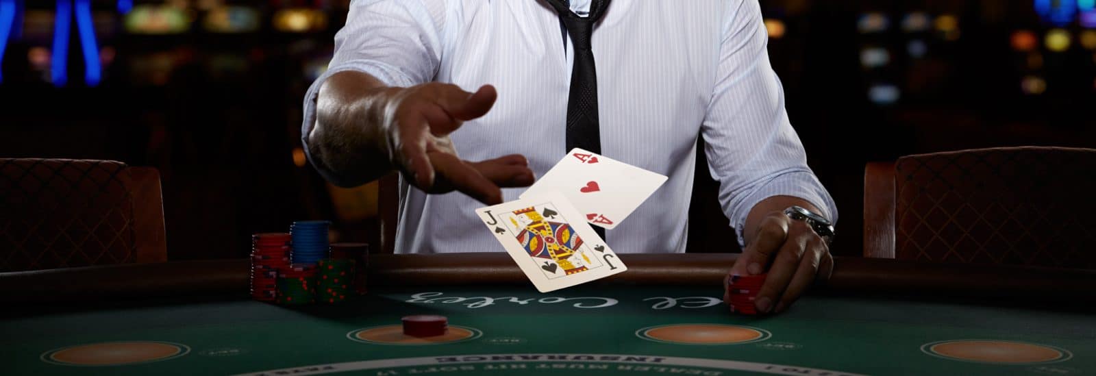 jogo de casino online com cartas de jogar, roleta e fichas de