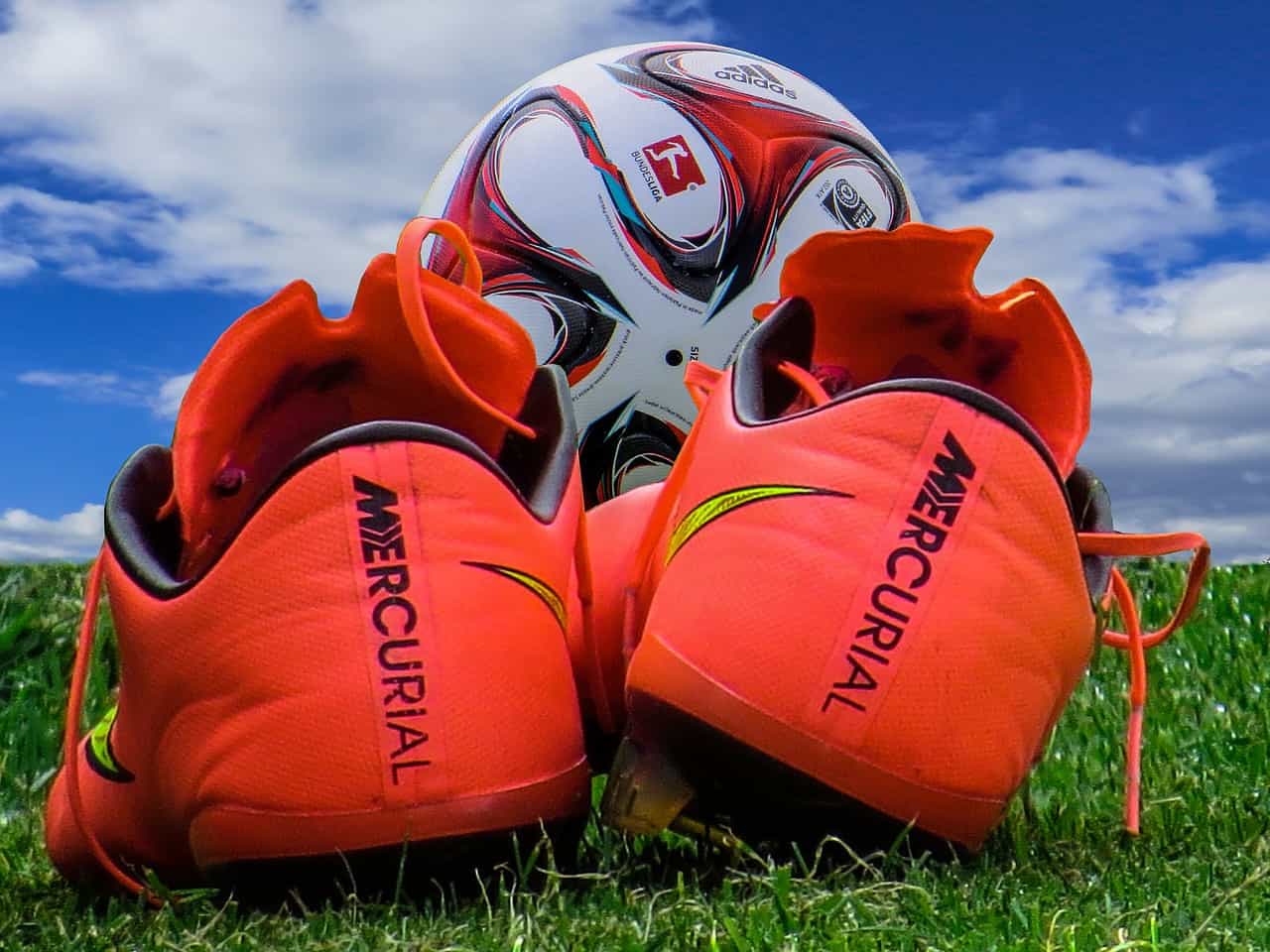 Sapatos e bola de futebol