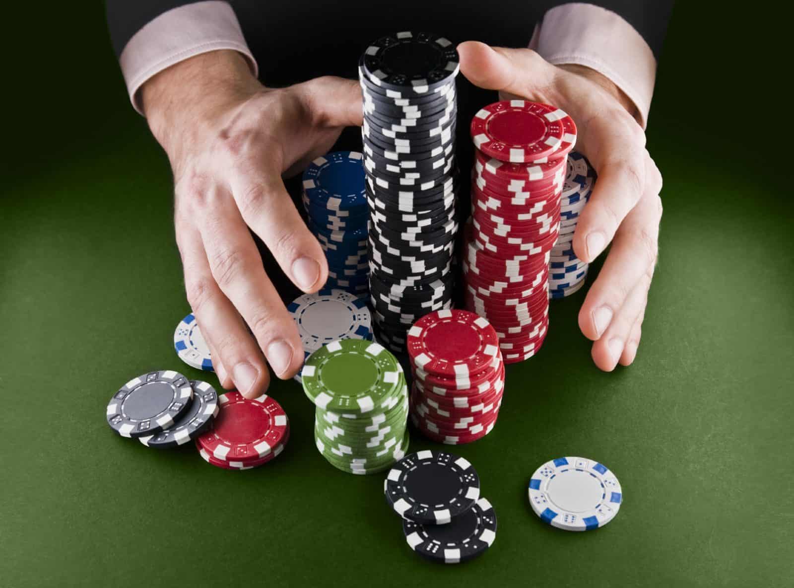 Mãos e fichas de poker