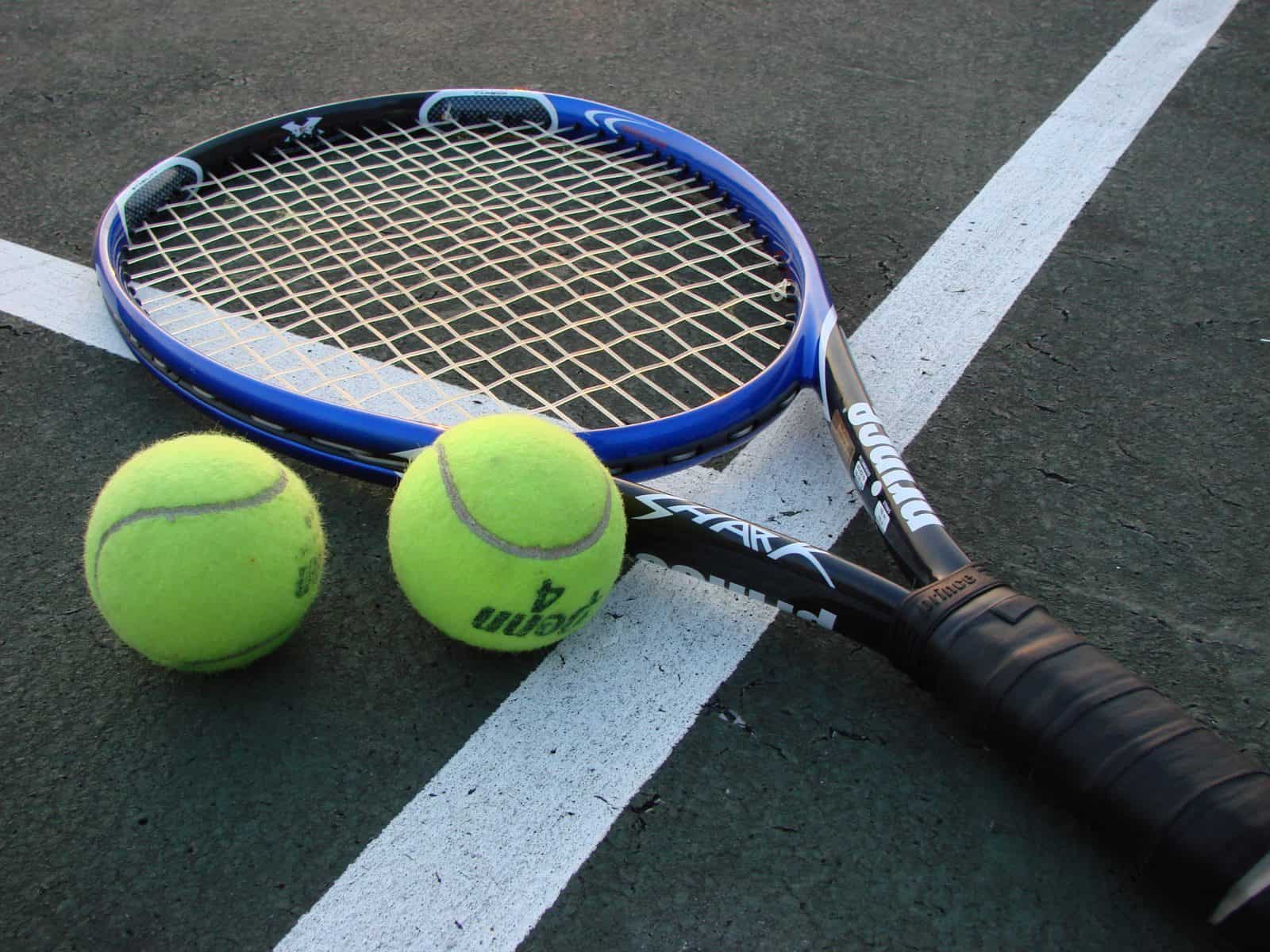 Raquete e bolas de ténis